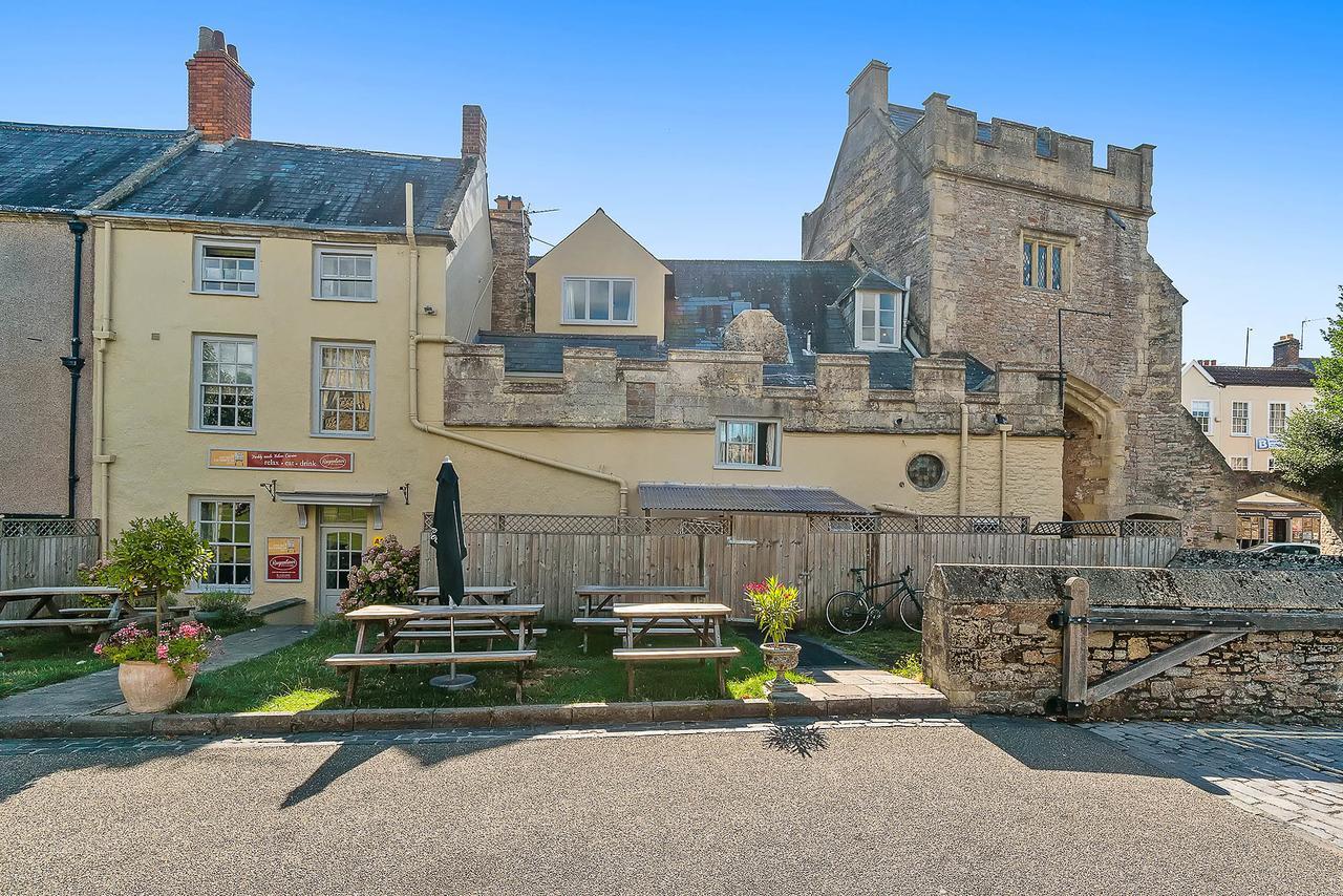 The Ancient Gatehouse & Rugantino Restaurant Hotel Wells Exterior photo